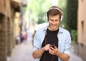 Молоде покоління слухає музику завжди і скрізь - Інформація від компаній  Вознесенська